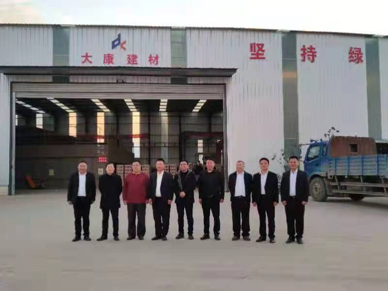 河南省磚瓦窯行業(yè)綠色發(fā)展協(xié)會、河南省生態(tài)環(huán)境廳綠色發(fā)展部攜行業(yè)**專家蒞臨河南亞新窯爐有限公司進行現(xiàn)場考察