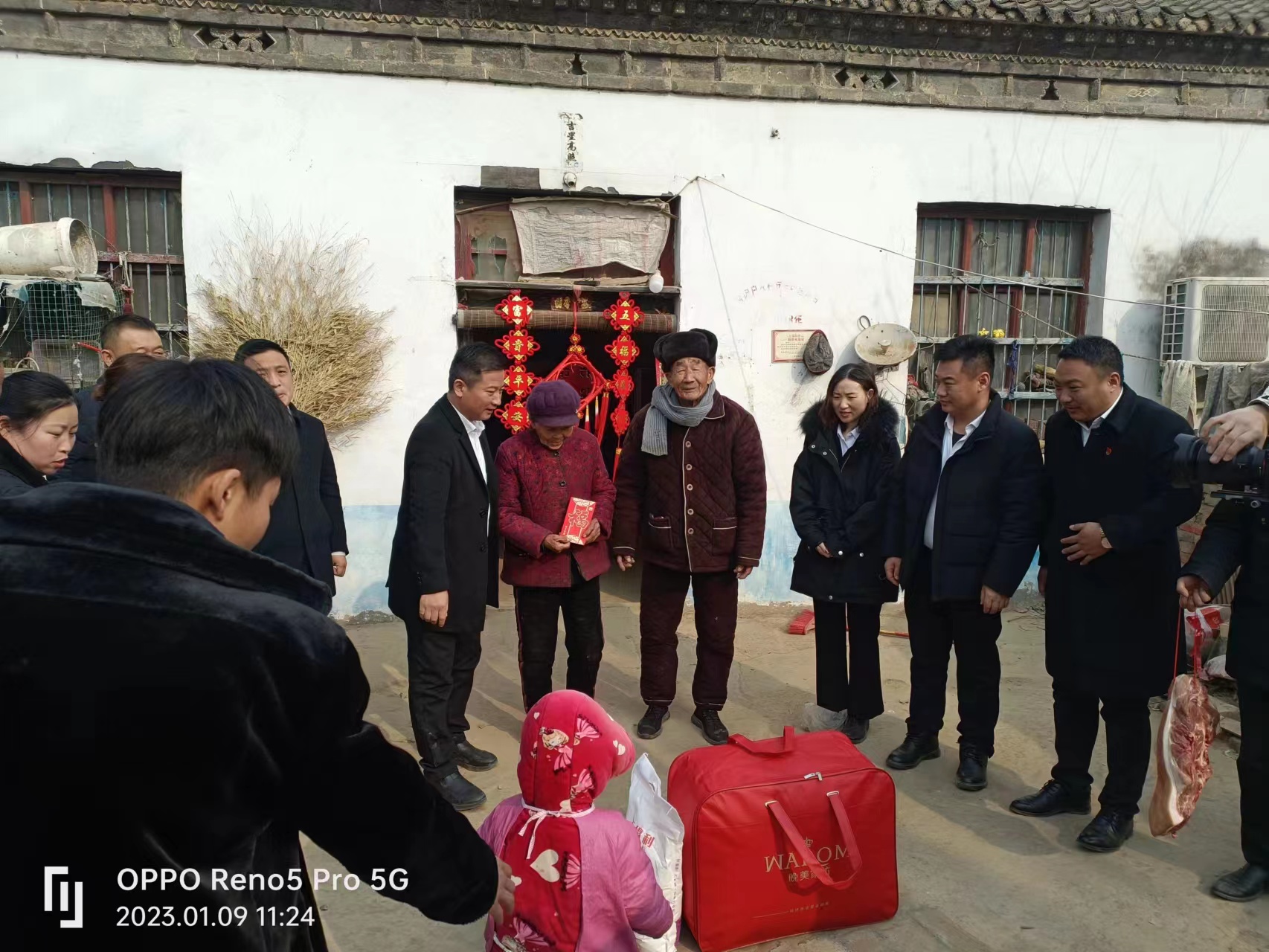 亞新慰問暖人心，歲寒情深暖人心